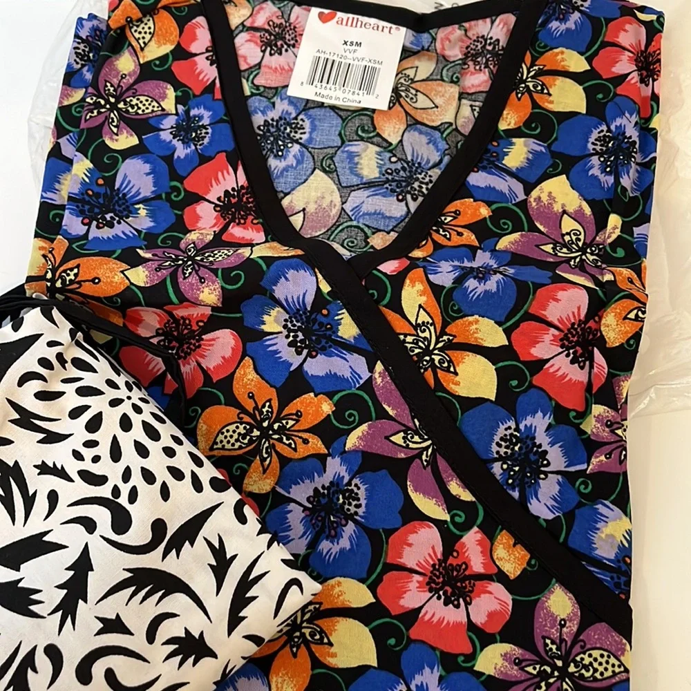 Scrub top bundle. - Picture 4 of 5
